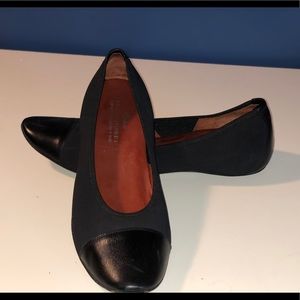 Donald J Pliner Flats